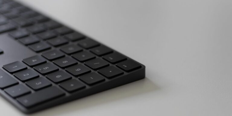 Как включить и подключить клавиатуру Apple Magic Keyboard