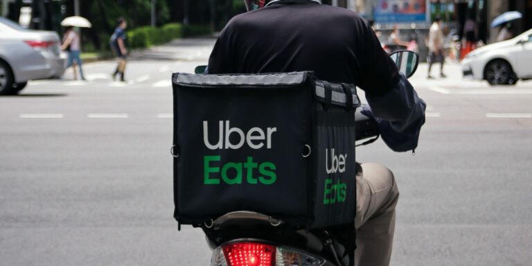 Как разместить групповой заказ в Uber Eats